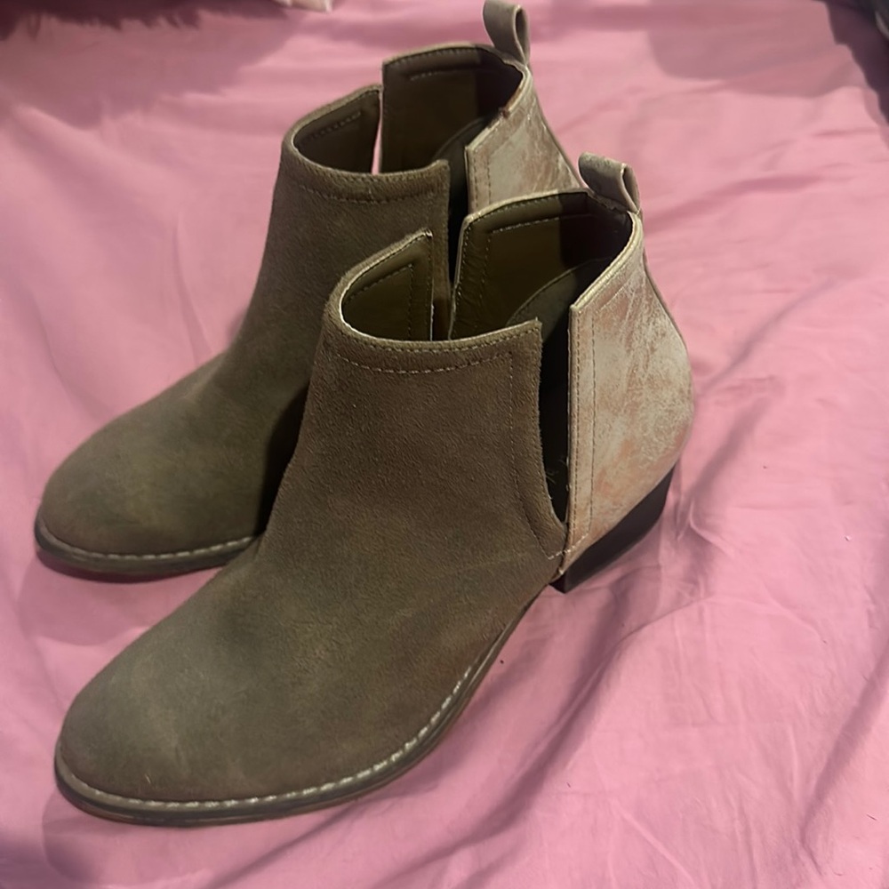 Super cute mini boots size 7